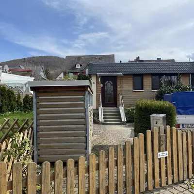Das Gebäude in dem sich das Ferienhaus befindet