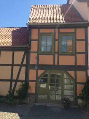 Das Gebäude in dem sich das Ferienhaus befindet