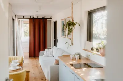 Ein Sitzbereich in der Unterkunft Cozy Cabins I Tiny House Seecontainer