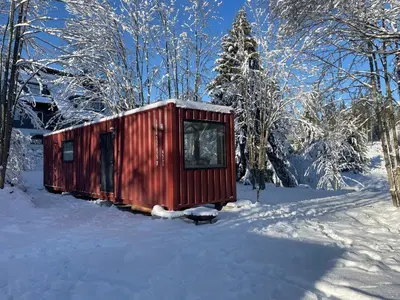 Cozy Cabins I Tiny House Seecontainer im Winter