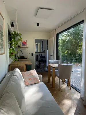 Ein Sitzbereich in der Unterkunft Cozy Cabins I Tiny House Seecontainer