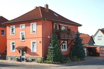Das Gebäude in dem sich die Ferienwohnung befindet