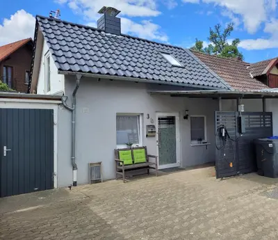 Das Gebäude in dem sich das Ferienhaus befindet