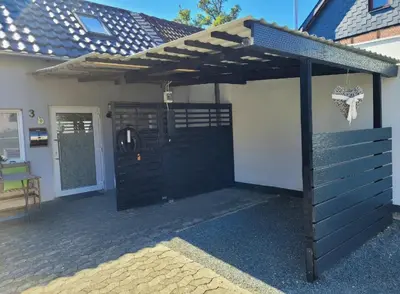 Das Gebäude in dem sich das Ferienhaus befindet