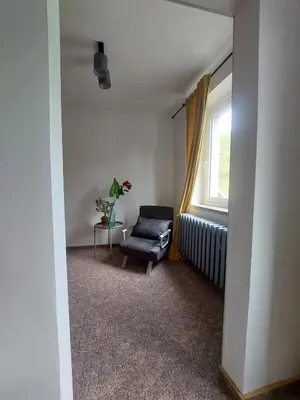 Ein Sitzbereich in der Unterkunft Pension Sternschnuppe, Treseburg Harz, unmittelbar am Wasser