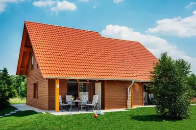 Das Gebäude in dem sich das Ferienhaus befindet