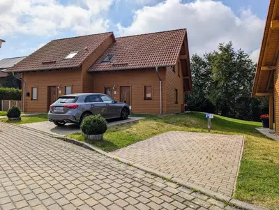 Das Gebäude in dem sich das Ferienhaus befindet