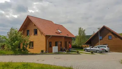 Das Gebäude in dem sich das Ferienhaus befindet