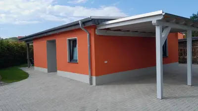Das Gebäude in dem sich das Ferienhaus befindet