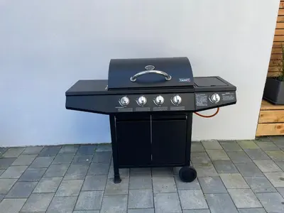 Ein für Gäste verfügbarer Grill in der Ferienwohnung