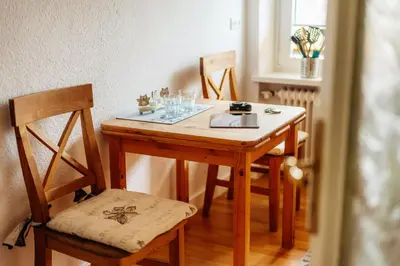 Ein Sitzbereich in der Unterkunft Altes Forsthaus Königskrug