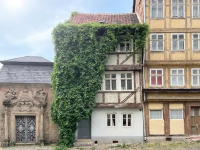 Das Gebäude in dem sich das Ferienhaus befindet