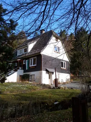Das Gebäude in dem sich das Ferienhaus befindet