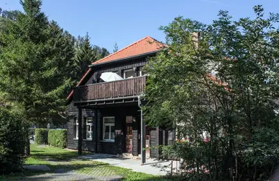 Das Gebäude in dem sich das Ferienhaus befindet