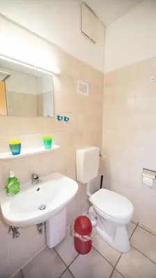 Ein Badezimmer in der Unterkunft Ferienwohnung Nexö, 59 qm, 2 Schlafzimmer N3