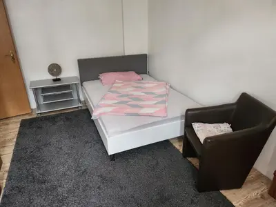 Ein Bett oder Betten in einem Zimmer der Unterkunft HBS, FeWo, EG, BEST- PREIS- LEISTUNG, nähe City, Einzelvermietung möglich, 1 oder 2 große Zimmer, große Küche, Logga, Bad, einfach und gut