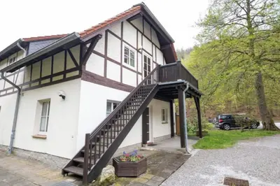 Das Gebäude in dem sich das Ferienhaus befindet