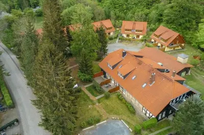 Das Gebäude in dem sich das Ferienhaus befindet