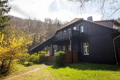 Das Gebäude in dem sich das Ferienhaus befindet