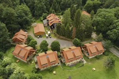 Das Gebäude in dem sich das Ferienhaus befindet