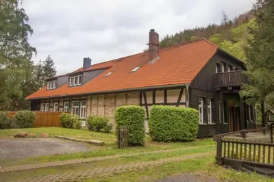 Das Gebäude in dem sich das Ferienhaus befindet