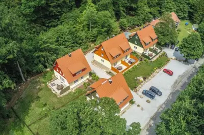 Das Gebäude in dem sich das Ferienhaus befindet