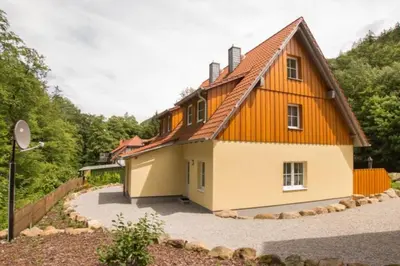 Das Gebäude in dem sich das Ferienhaus befindet
