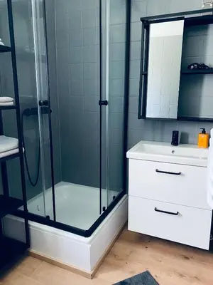 Ein Badezimmer in der Unterkunft Duke-Fewo in der Villa Radau an der Bummelallee