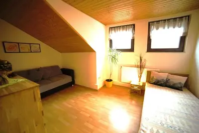 Ein Bett oder Betten in einem Zimmer der Unterkunft 4 Personen Ferienwohnung im Wald mit Kamin, 84 Qudratmeter