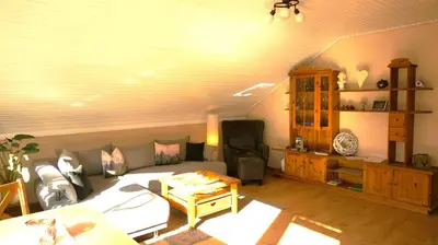 Ein Sitzbereich in der Unterkunft 4 Personen Ferienwohnung im Wald mit Kamin, 84 Qudratmeter