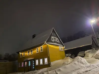 Das Gebäude in dem sich das Ferienhaus befindet