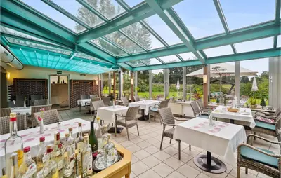 Ein Restaurant oder anderes Speiselokal in der Unterkunft 1 Bedroom Amazing Home In Oberharz