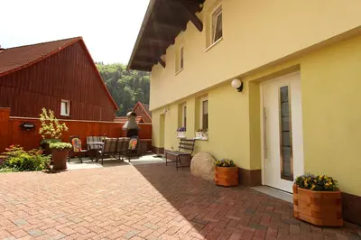Das Gebäude in dem sich das Ferienhaus befindet