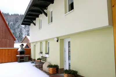 Das Gebäude in dem sich das Ferienhaus befindet