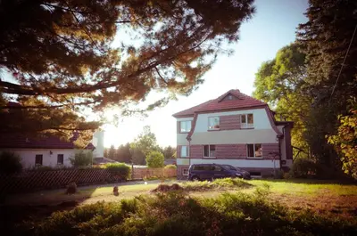 Das Gebäude in dem sich das Ferienhaus befindet