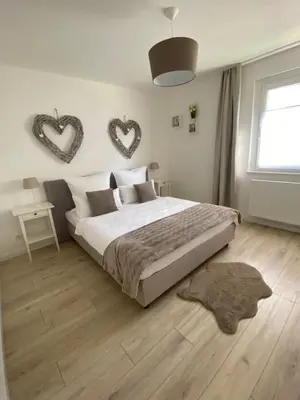 Ein Bett oder Betten in einem Zimmer der Unterkunft Harzperle 1 II zentrales 3 Zi Apartment II Familien