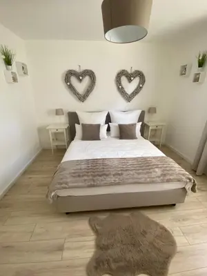 Ein Bett oder Betten in einem Zimmer der Unterkunft Harzperle 1 II zentrales 3 Zi Apartment II Familien