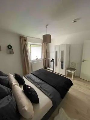 Ein Bett oder Betten in einem Zimmer der Unterkunft Harzperle 2 II zentrales 3 Zi Apartment II Familien