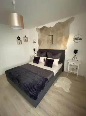 Ein Bett oder Betten in einem Zimmer der Unterkunft Harzperle 2 II zentrales 3 Zi Apartment II Familien