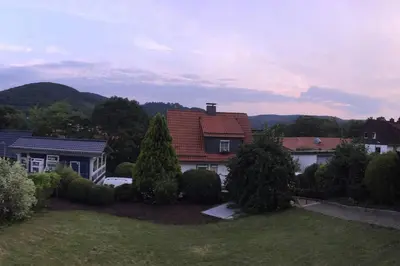 Ein allgemeiner Bergblick oder ein Berglick von des Ferienhauses aus