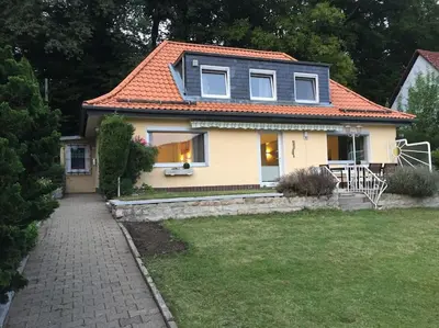 Das Gebäude in dem sich das Ferienhaus befindet