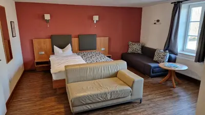 Ein Bett oder Betten in einem Zimmer der Unterkunft Hotel Garni Demmel & Cie