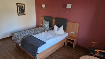 Ein Bett oder Betten in einem Zimmer der Unterkunft Hotel Garni Demmel & Cie