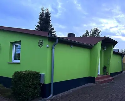 Das Gebäude in dem sich das Ferienhaus befindet