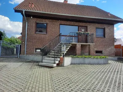Das Gebäude in dem sich das Ferienhaus befindet
