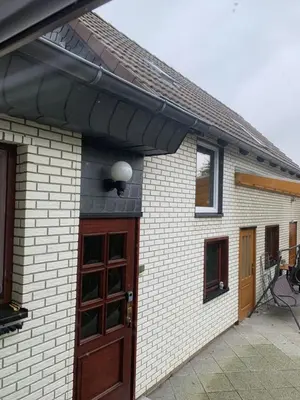 Das Gebäude in dem sich das Ferienhaus befindet