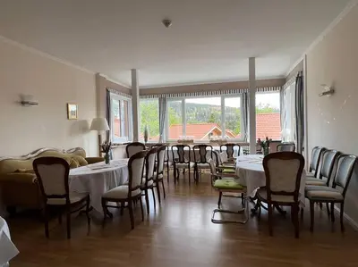 Ein Sitzbereich in der Unterkunft Ganze Pension Cecilie für Gruppenreisen