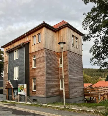 Das Gebäude in dem sich das Ferienhaus befindet