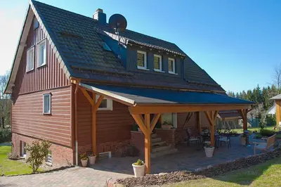 Das Gebäude in dem sich das Ferienhaus befindet