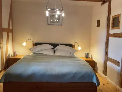 Ein Bett oder Betten in einem Zimmer der Unterkunft Mittelalterdomizil mit Balkon und Parkplätzen